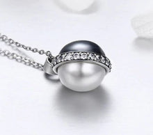 Load image into Gallery viewer, Sterling Silver Black &amp; White Pearl Pendant Necklace