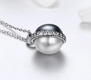 Sterling Silver Black & White Pearl Pendant Necklace